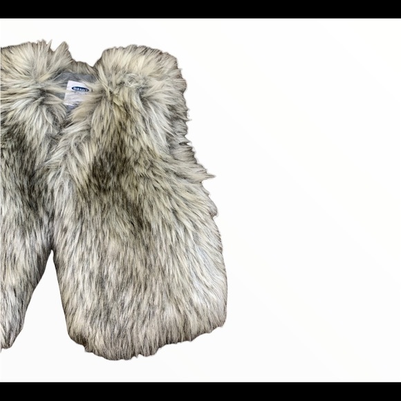 OLD NAVY Faux Fur Vest With Button Enclosure Ivory/Grey Mix Girls Age 4T - Picture 5 of 11